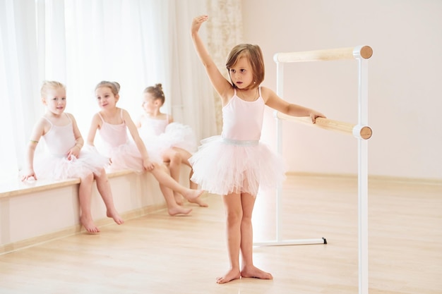 Foto practicando movimientos de baile pequeñas bailarinas preparándose para la actuación