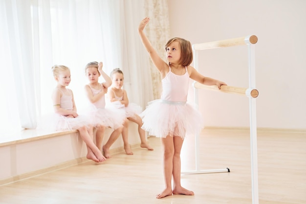 Foto practicando movimientos de baile pequeñas bailarinas preparándose para la actuación