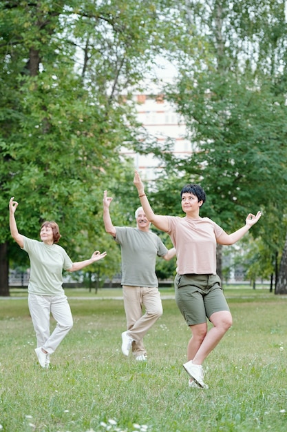 Foto practicando qigong con el instructor