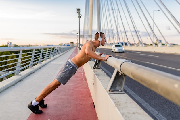 Practicante de deportes en el puente.