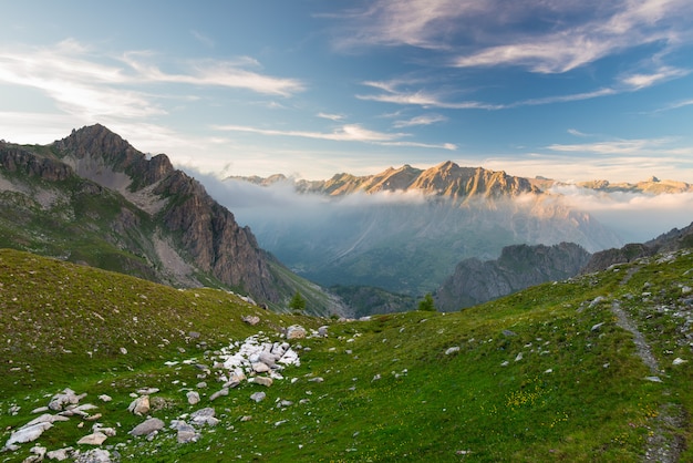 Pradera alpina y pastos en medio de la cordillera de gran altitud en las puestas de sol