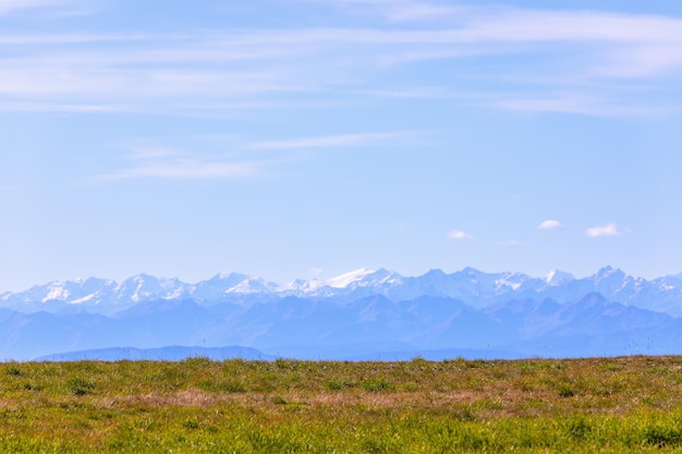 Prado alpino en la meseta de Seiser Alm y vistas a la cordillera de los Dolomitas con nieve