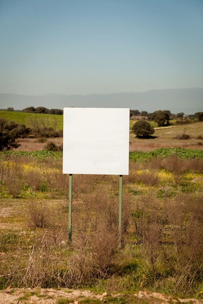 Foto prado bonito com um cartel em branco