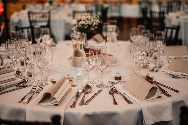 Prado decorado para la ceremonia de la boda Banquete de bodas Las sillas y la mesa redonda para los invitados se sirven con cubiertos de flores