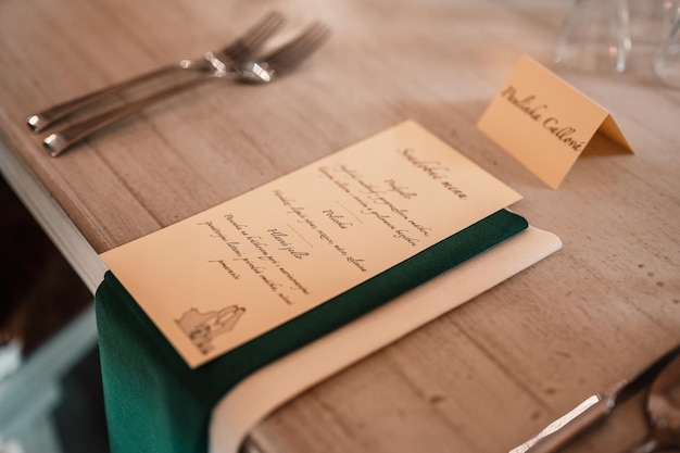 Prado decorado para la ceremonia de la boda Banquete de bodas Las sillas y la mesa redonda para los invitados se sirven con cubiertos de flores