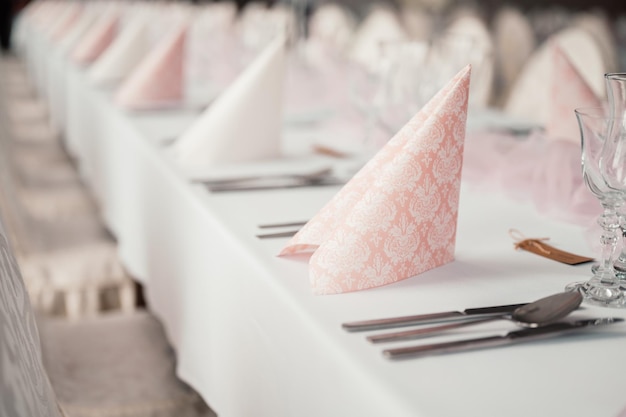 Foto prado decorado para cerimônia de casamento banquete de casamento as cadeiras e mesa redonda para convidados servidos com flores de talheres