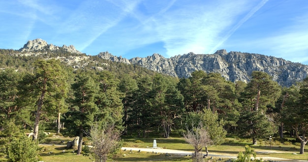 Foto prado em cercedilla com vistas de sete picos parque nacional da serra de guadarrama de madrid