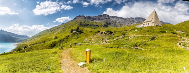 Prado verde con grandes montañas