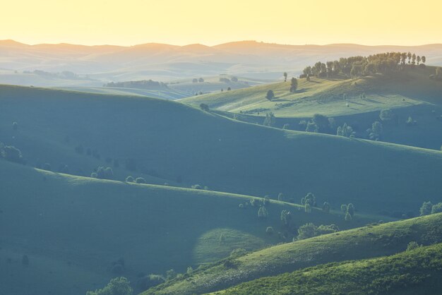 Prados y laderas de montaña a la luz del atardecer