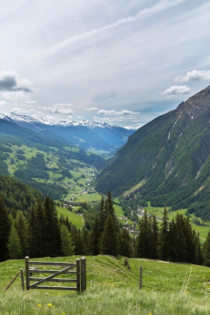 Prados y montañas de los Alpes austríacos