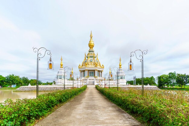 Prächtiger Wat Thung Setthi (das große Juwel Chedi der drei Welten) an einem schönen Tag, Khon Kaen, Thailand