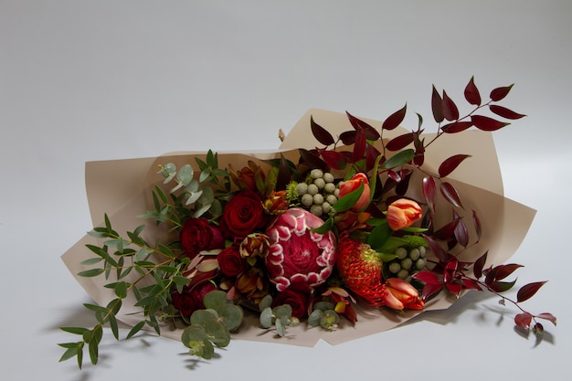 Prächtiges Bouquet von Tulpe, Leukospermum, Leukadendron, Protea, Rose, selektiver Fokus
