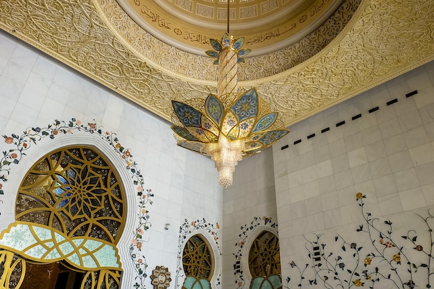 Prächtiges Inneres der Scheich-Zayid-Moschee in Abu Dhabi