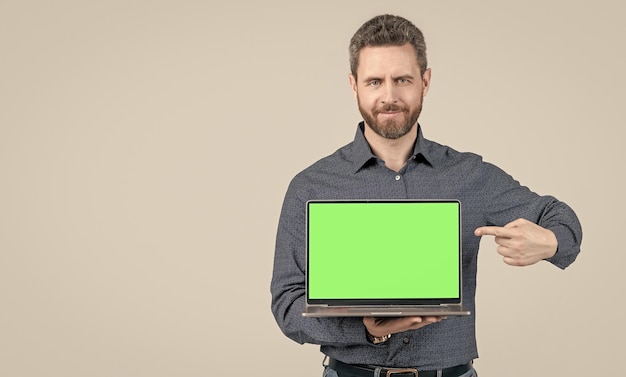 Präsentation auf Computerbüroleiter bereit für Videokonferenz Reifer Mann zeigt mit dem Finger