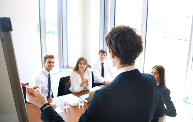 Präsentation auf Geschäftskonferenzen mit Teamtraining Flipchart-Büro