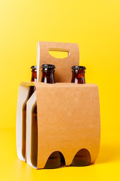 Präsentation der Packung mit vier Bieren mit gelber Wand