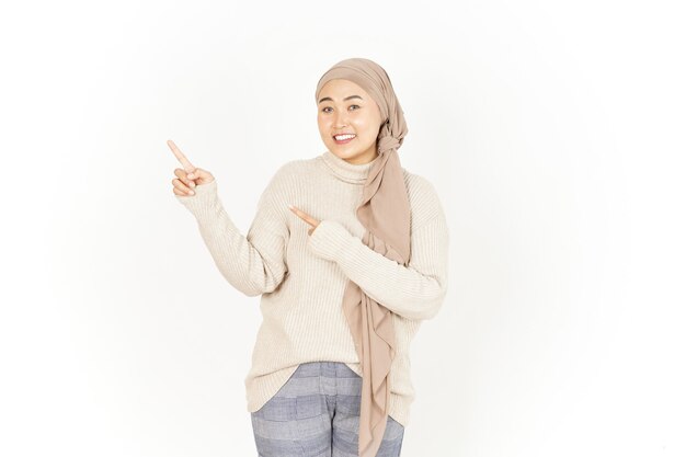 Präsentieren und zeigen beiseite der schönen asiatischen Frau mit Hijab isoliert auf weißem Hintergrund