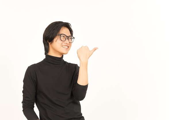 Präsentieren und Zeigen von Seitenprodukten mit dem Daumen eines gutaussehenden asiatischen Mannes, Isolated On White Background