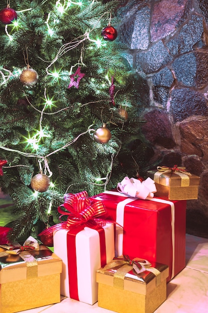 Präsentiert Boxen unter dem Weihnachtsbaum. Farben Gold, Rot und Weiß