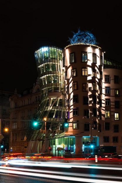 Prag bei Nacht, tanzendes Haus, Nachtlichter der Stadt, Stadtbild