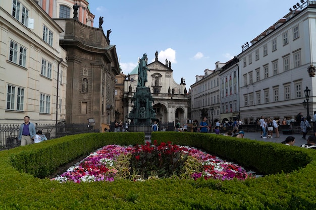 PRAG, TSCHECHISCHE REPUBLIK - 15. JULI 2019 - die Karlsbrücke ist im Sommer voller Touristen