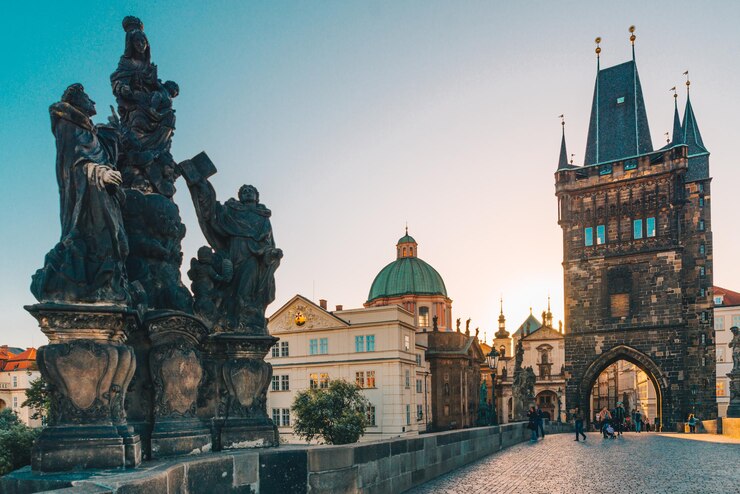Foto prag tschechische republik 22. september 2018 karlsbrücke bei sonnenaufgang