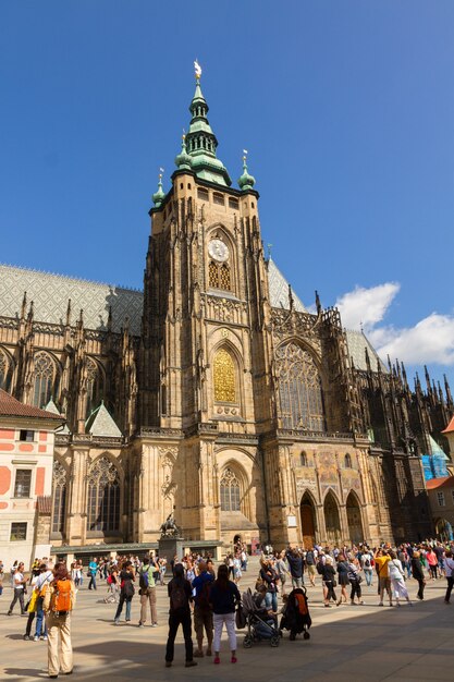 Praga - 19 de agosto: plaza llena de gente en frente de la iglesia catedral de San Vito, Praga, República Checa