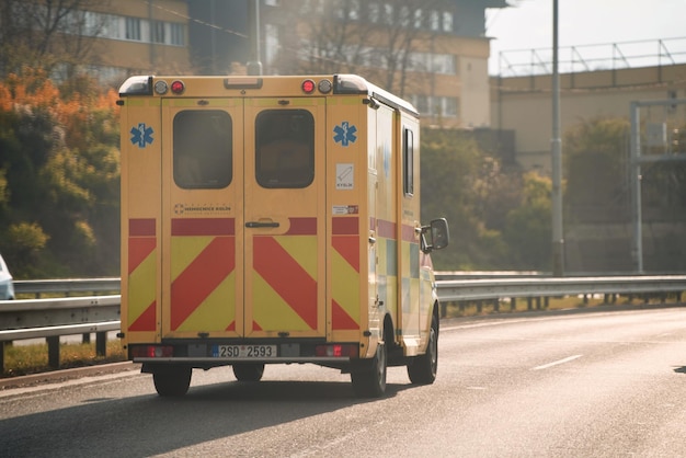Praga Chequia Europa 08042023 ambulancia vehículos médicos especiales ambulancia van en la carretera en Praga