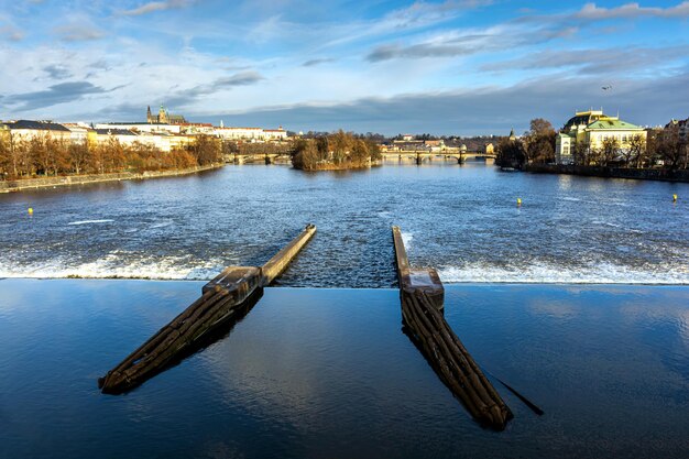 Praga de manhã, paisagem urbana, rio Vltava contra o céu azul