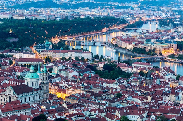 Praga en la hora azul del crepúsculo, vista del castillo de Praga y la catedral de San Vito en República Checa