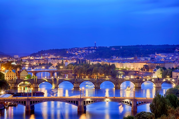 Praga en la hora azul del crepúsculo, vista de puentes en Moldava