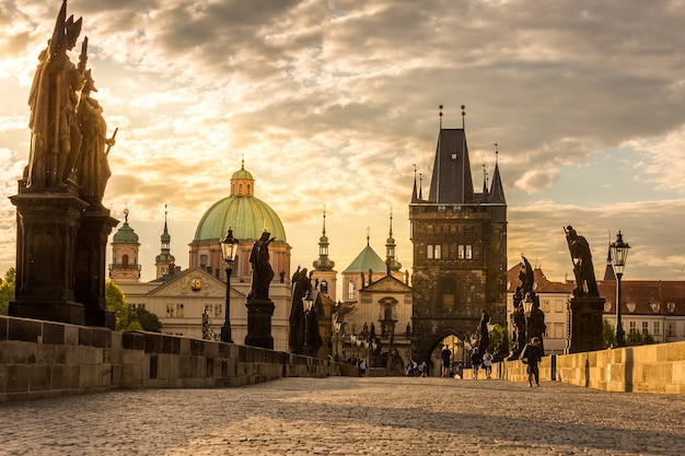 Praga puente de Carlos amanecer