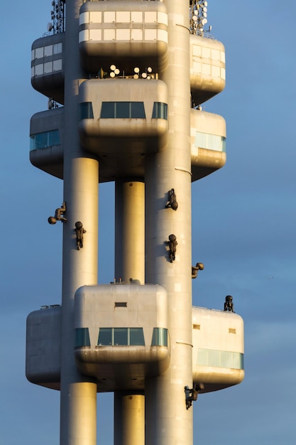 PRAGA REPÚBLICA CHECA 11 DE MARZO DE 2017 Detalle del transmisor de la torre de televisión Zizkov durante la puesta de sol el 11 de marzo de 2017 en Praga República Checa