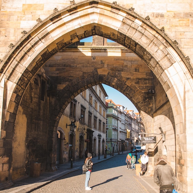 PRAGA REPÚBLICA CHECA 22 de septiembre de 2018 turistas caminando por las calles de la ciudad europea