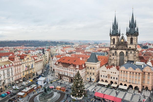 Praga, república checa - 17 de dezembro de 2015: mercado de natal, igreja de tyn na praça da cidade velha, vista aérea