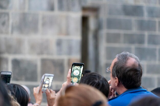 Praga, República Checa - 17 de julio de 2019 - El reloj de la Torre de Praga muestra la hora de los apóstoles