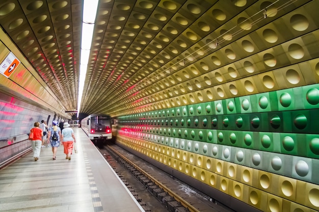 Praga, República Checa - 18 de julio de 2014: Gente caminando en el metro en la estación Malostranska