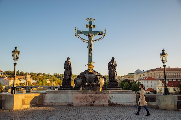 PRAGA REPÚBLICA CHECA 22 de setembro de 2018 Ponte Carlos no nascer do sol