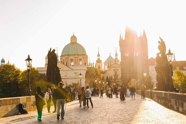 Praga república checa 22 de setembro de 2018 turistas na ponte charles em praga