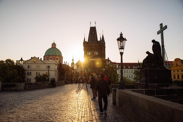 Praga, República Checa - 22 de septiembre de 2018: Puente de Carlos en la salida del sol