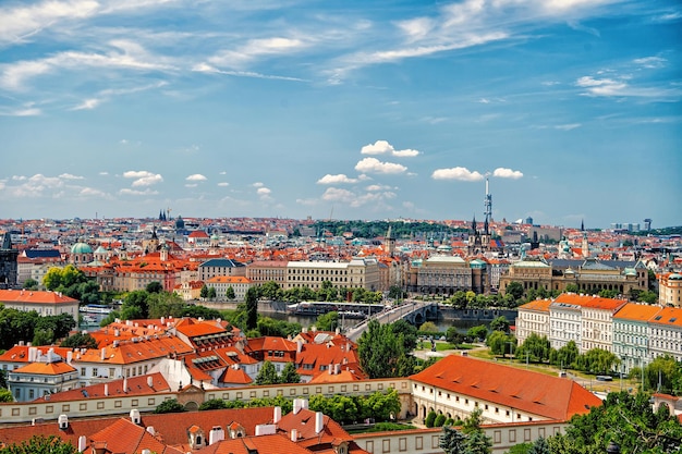 Praga, República Checa. Vista aérea del panorama de Praga con cielo azul