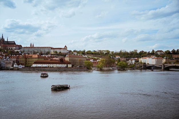 Foto praga república checa vista panorámica del puente manesov sobre el río moldava y el casco antiguo