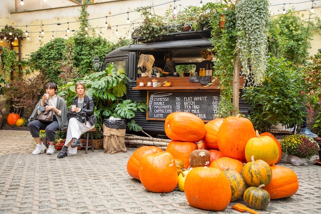 Foto praga, república tcheca - 09.10.2020: café botanica coffee truck na cidade de praga, república tcheca