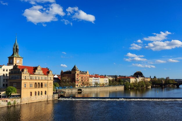 Praga stare mesto abriga a vista do dique da ponte carlos. praga, república tcheca