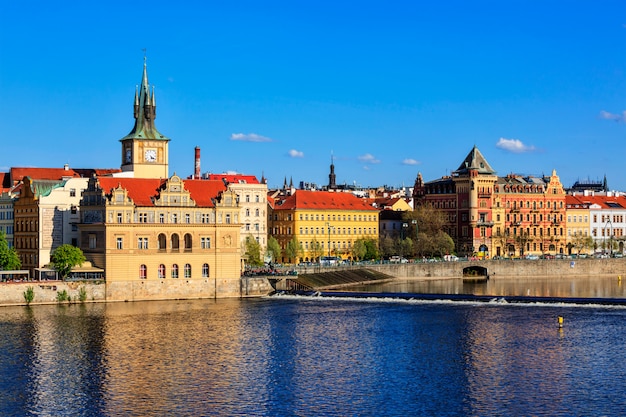 Praga Stare Mesto terraplén vista desde el puente de Carlos