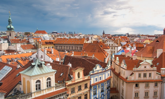 Praga vista de cima durante o dia com dia nublado