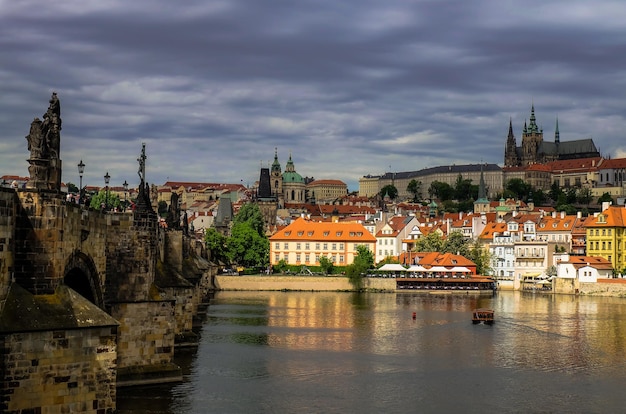 Prager Altstadt mit Schloss Hradschin Karlsbrücke und Moldau Prag Tschechische Repub