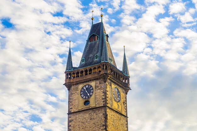 Prager Astronomische Uhr. Glockenturm. Vor dem Hintergrund schöner Wolken.