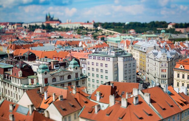 Prager Blick auf die Stadt von oben. Tilt-Shift-Objektiv.