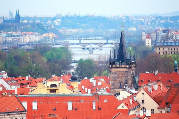 Prager Blick / Panoramalandschaft der Tschechischen Republik, Prager Blick mit roten Dächern von Häusern von oben, Landschaft in der europäischen Hauptstadt